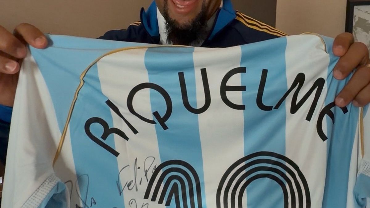 Riquelme homenageia campeão pelo Cruzeiro antes de sorteio da Libertadores