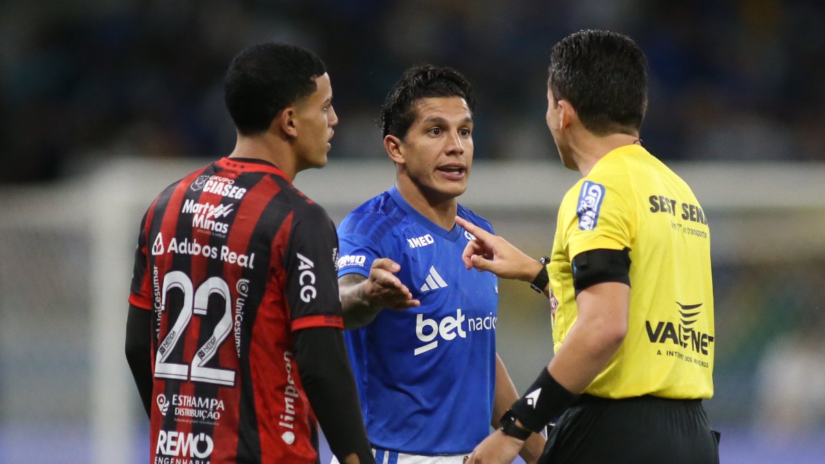 Romero conversa com árbitro durante Cruzeiro x Pouso Alegre (foto: Edesio Ferreira/EM D.A Press)