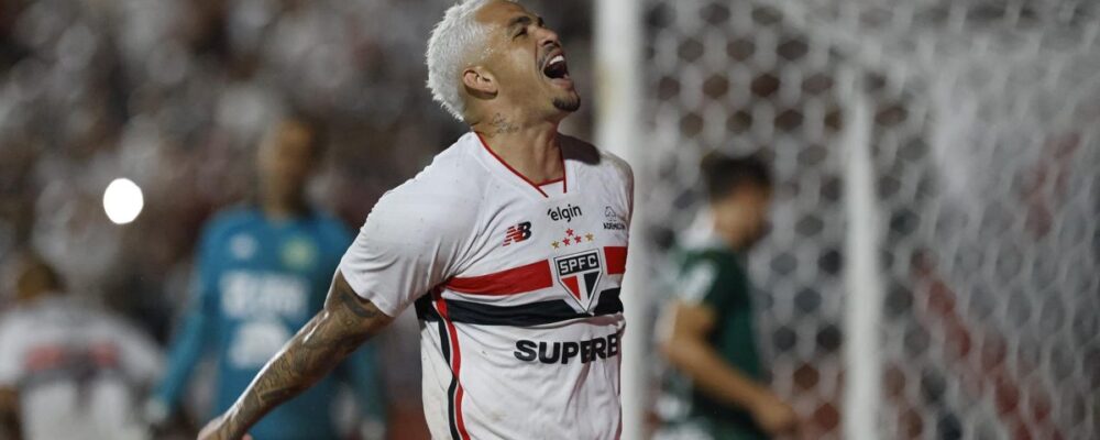 São Paulo vira líder do Brasileiro após vencer Chapecoense na estreia de Roger