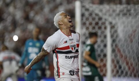 São Paulo vira líder do Brasileiro após vencer Chapecoense na estreia de Roger