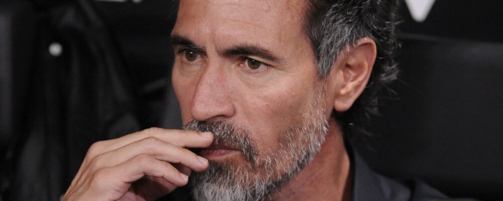 Técnico do Atlético se revolta após coletiva e chuta garrafa; veja vídeo