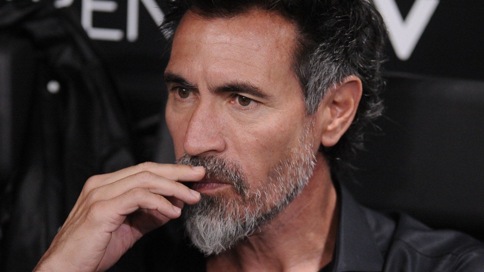 Técnico do Atlético se revolta após coletiva e chuta garrafa; veja vídeo