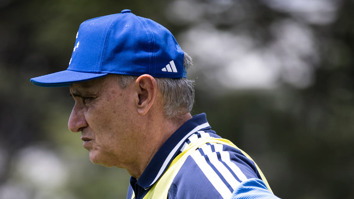 Tite, técnico do Cruzeiro, em treinamento na Toca da Raposa 2, em Belo Horizonte (foto: Gustavo Aleixo/Cruzeiro)