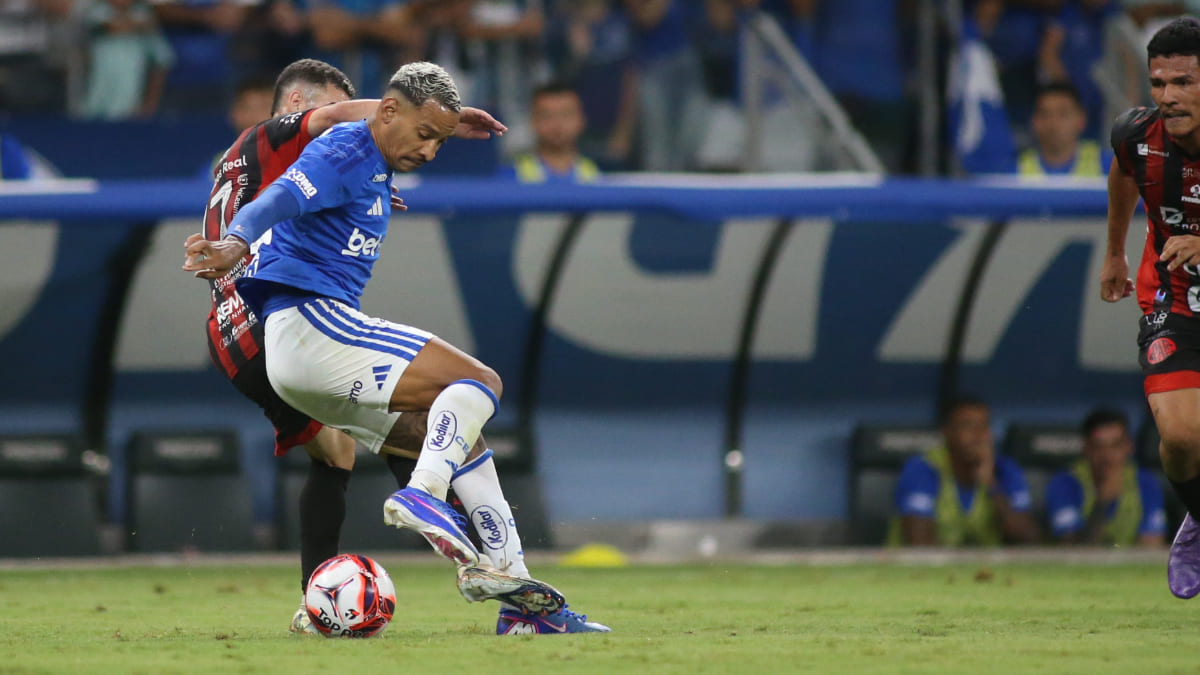 Matheus Pereira, meio-campista do Cruzeiro, em confronto com Pouso Alegre (foto: Edesio Ferreira/EM/D.A Press)