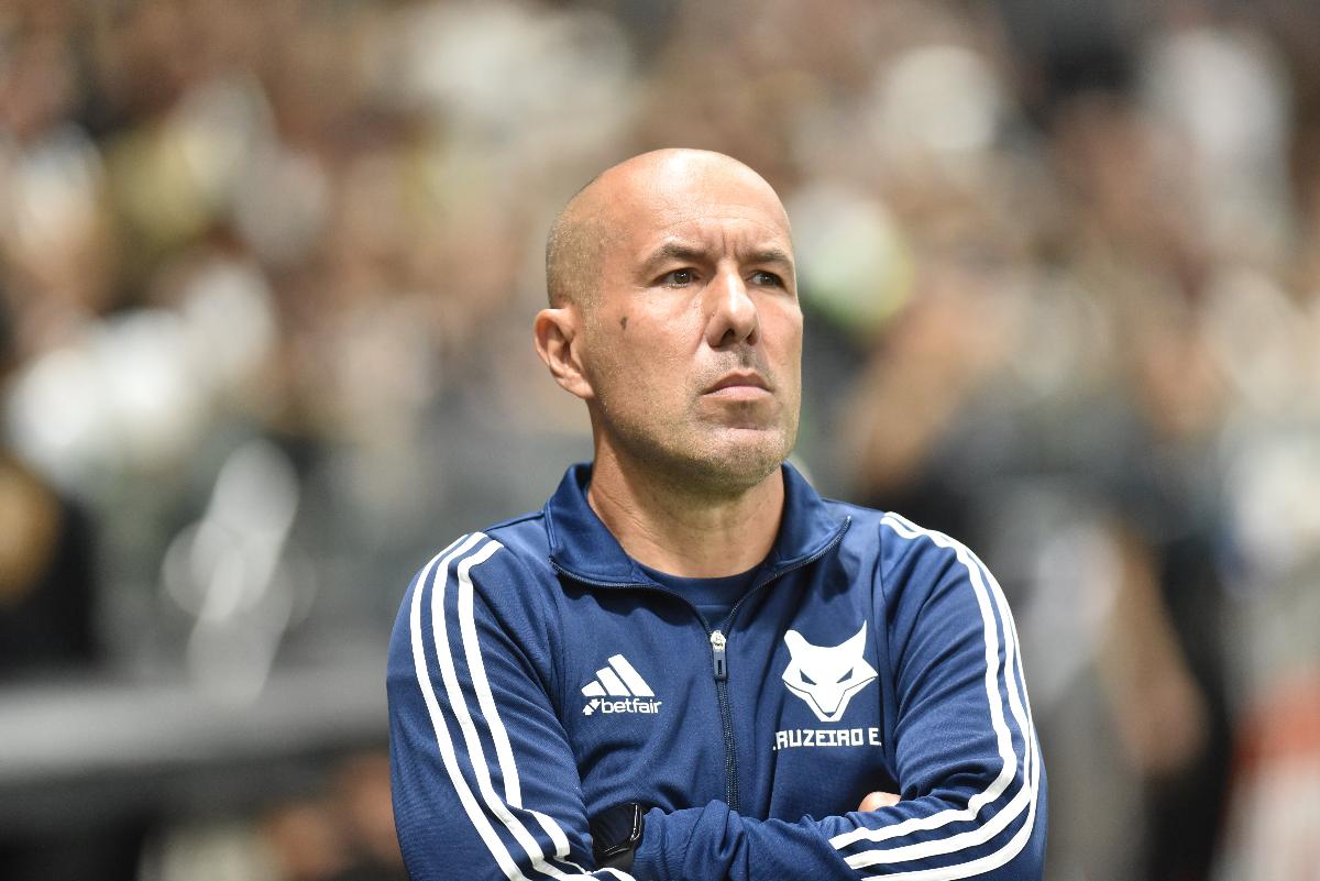 Leonardo Jardim com casaco azul do Cruzeiro (foto: Ramon Lisboa/EM/D.A. Press)