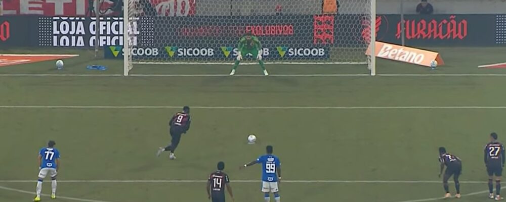 Torcedores do Cruzeiro reagem a movimento de Matheus Cunha em gol de pênalti do Athletico-PR