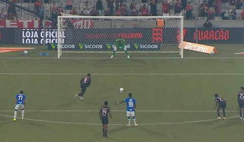 Torcedores do Cruzeiro reagem a movimento de Matheus Cunha em gol de pênalti do Athletico-PR