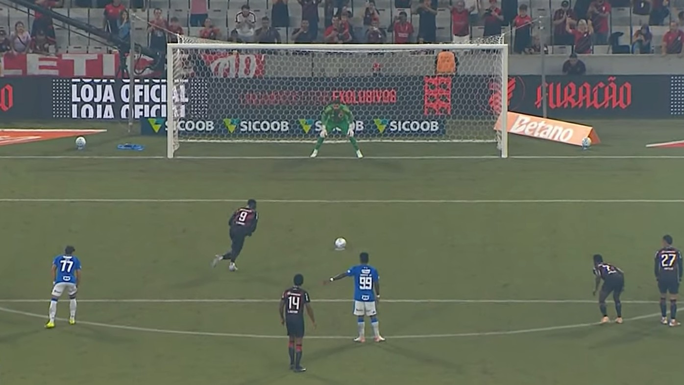 Torcedores do Cruzeiro reagem a movimento de Matheus Cunha em gol de pênalti do Athletico-PR