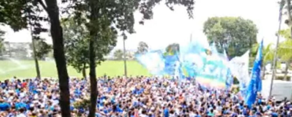 Torcedores fazem ‘bandeiraço’ em apoio ao Cruzeiro antes da final