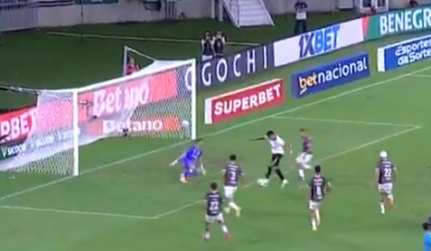 Vídeo: Fábio faz ‘milagre’ e impede gol do Atlético aos 49′ do 2º tempo