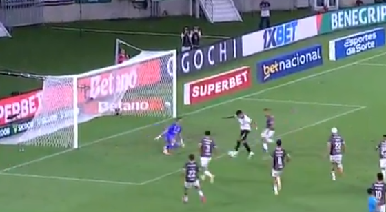 Vídeo: Fábio faz ‘milagre’ e impede gol do Atlético aos 49′ do 2º tempo