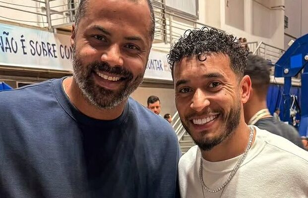 William, do Cruzeiro, acompanha vitória do Brasil no basquete e ganha presente