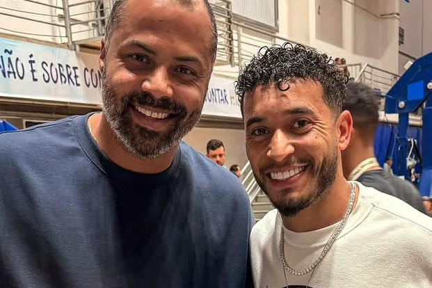 Técnico Thiago Perez, da equipe de basquete do Cruzeiro, e o lateral-direito William em jogo da Seleção Brasileira em BH (foto: Reprodução)