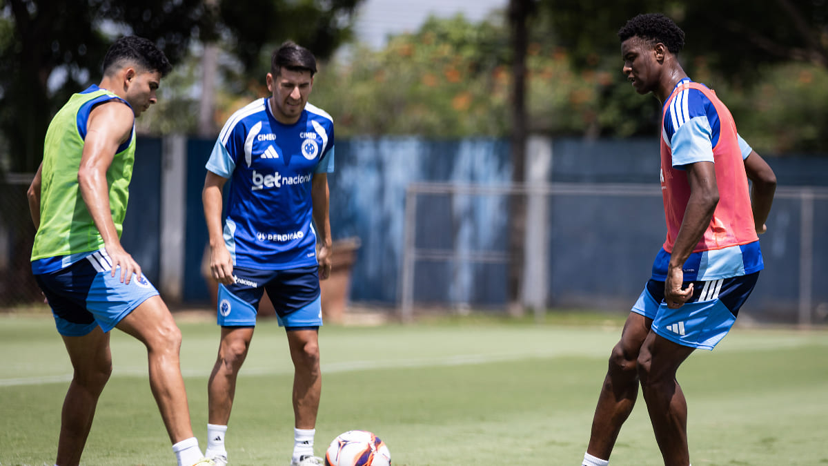 Bruno Rodrigues, Villalba e Jonathan Jesus em treinamento do Cruzeiro, na Toca da Raposa 2 (foto: Gustavo Aleixo/Cruzeiro)