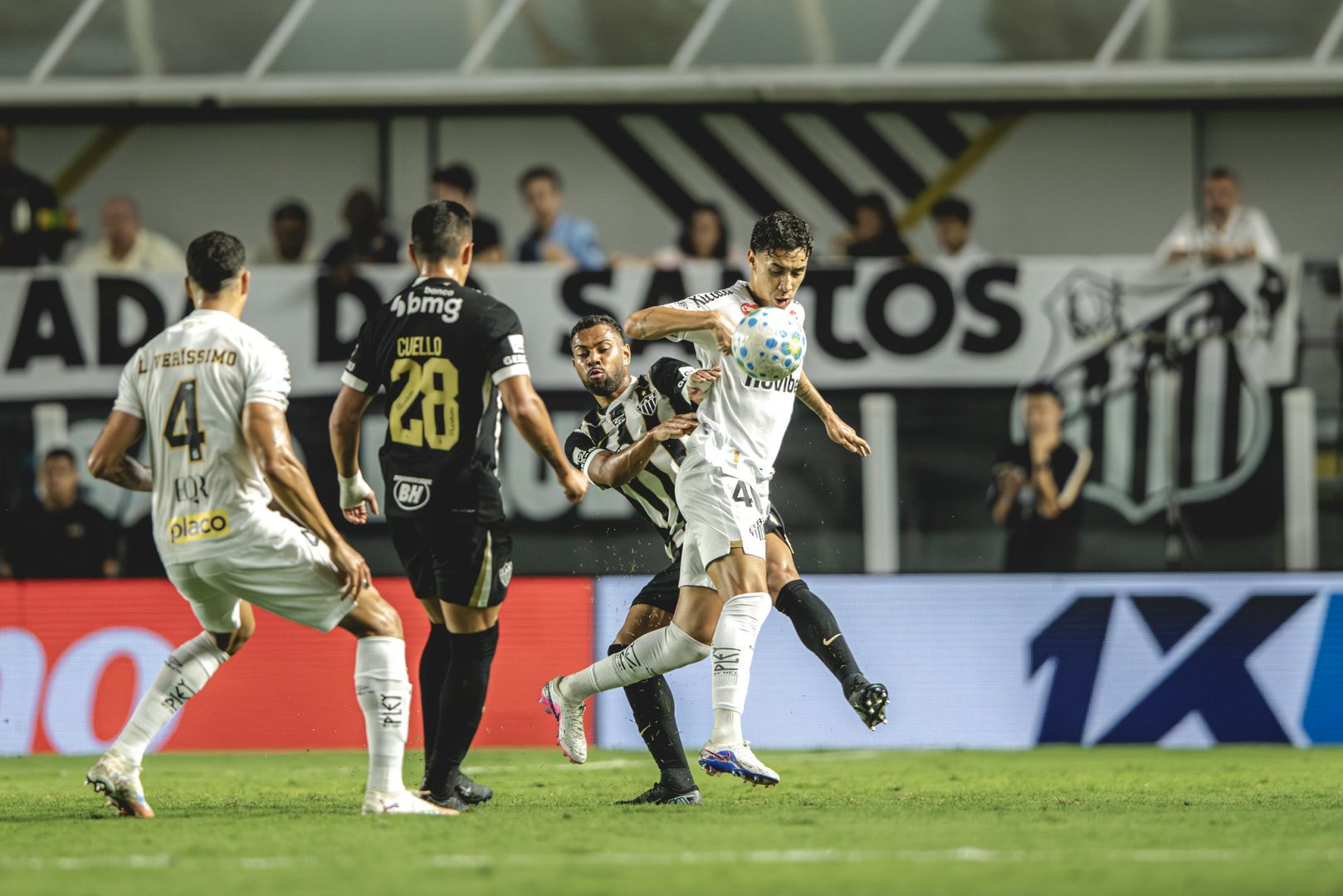 Lance do jogo entre Santos e Atlético na Vila Belmiro, pelo Brasileiro - (foto: Pedro Souza/Atlético)