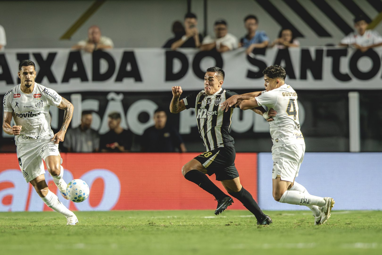 Lance do jogo entre Santos e Atlético na Vila Belmiro, pelo Brasileiro - (foto: Pedro Souza/Atlético)