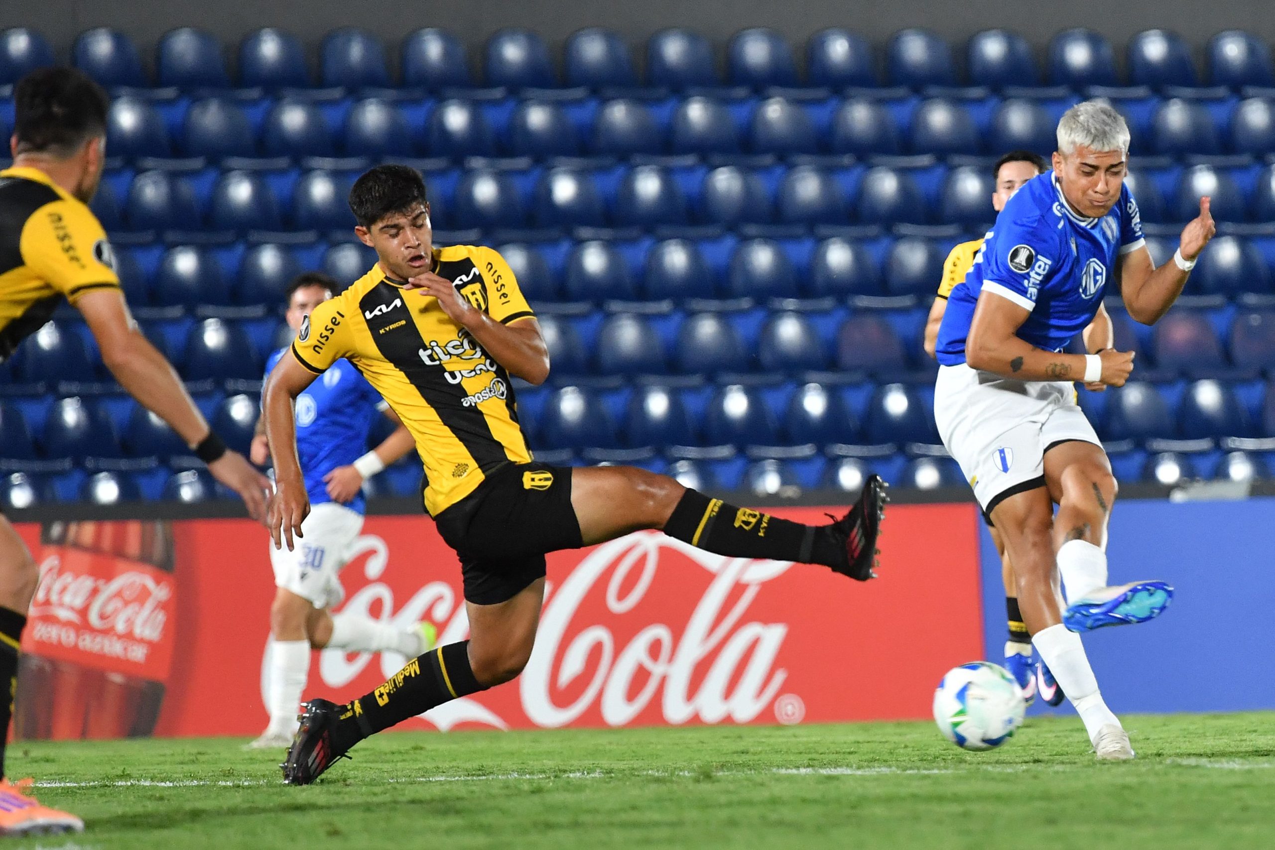 Mimbacas (à direita) em ação pelo Juventud contra o Guaraní-PAR, pela fase preliminar da Copa Libertadores - (foto: Daniel Duarte/AFP)