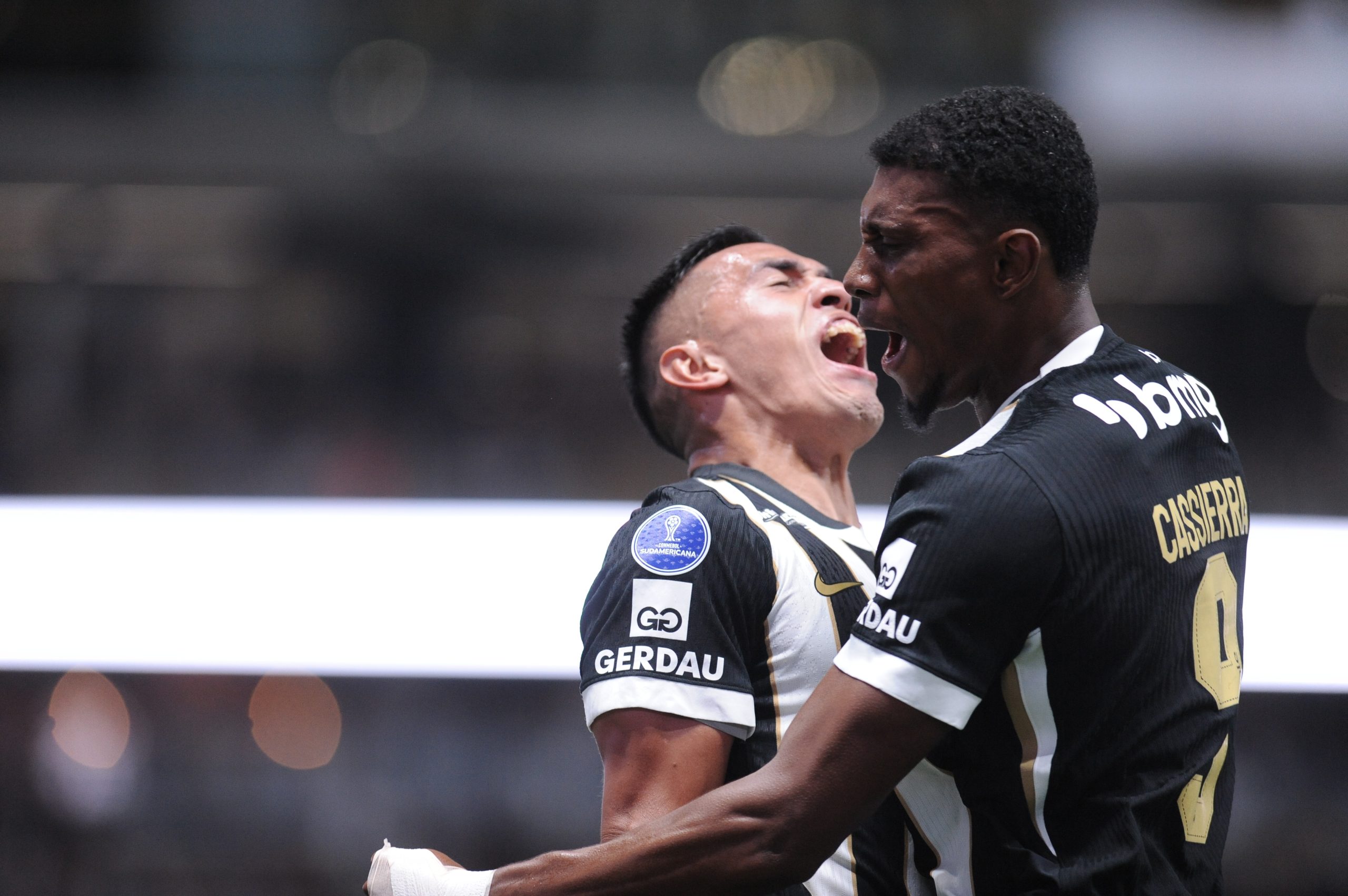 Cuello e Cassierra comemoram gol do Atlético diante do Juventud-URU, pela Copa Sul-Americana - (foto: Alexandre Guzanshe/EM/D.A. Press)