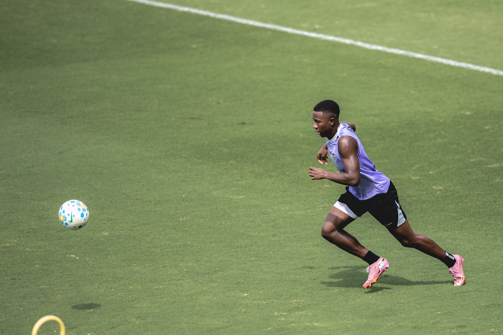 Alan Minda conduz a bola durante treino do Atlético (22/4) - (foto: Pedro Souza/Atlético)