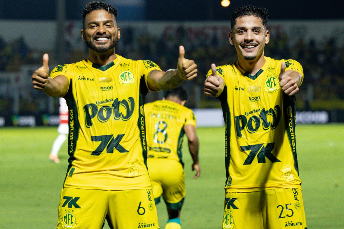 Reinaldo e Neto Moura comemoram a vitória do Mirassol - (foto: Divulgação/Mirassol)
