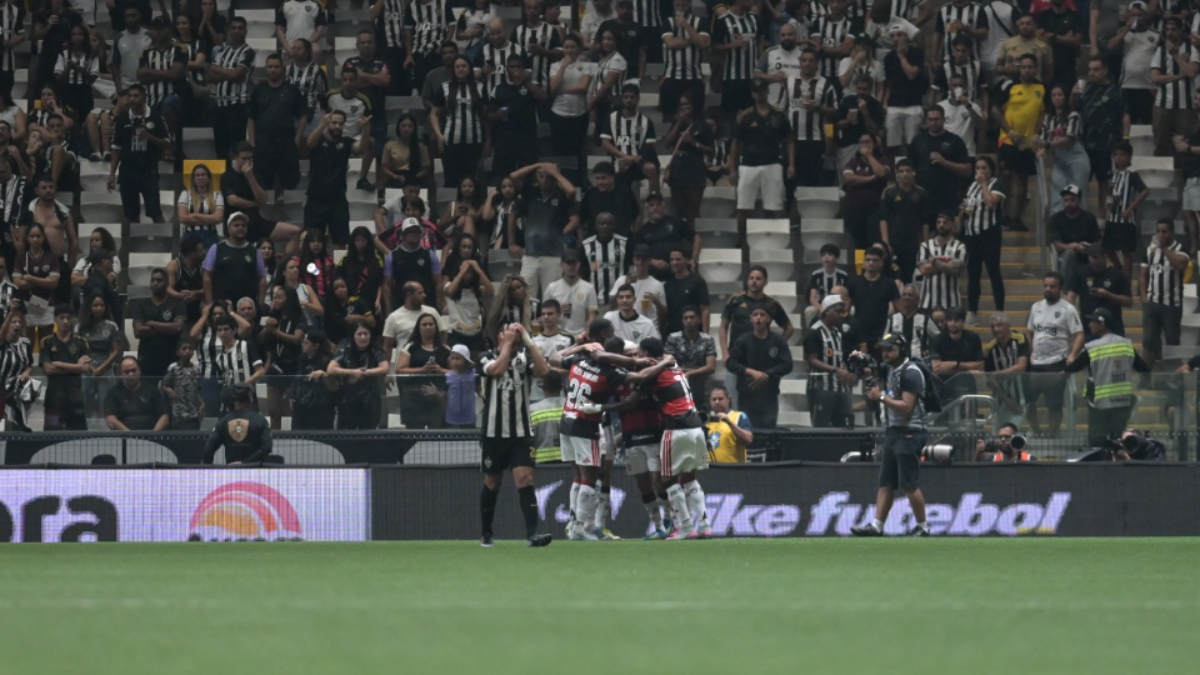 Torcedores do Atlético olham atônitos para a comemoração do Flamengo pelo terceiro gol na Arena MRV - (foto: Leandro Couri/EM/D.A Press)