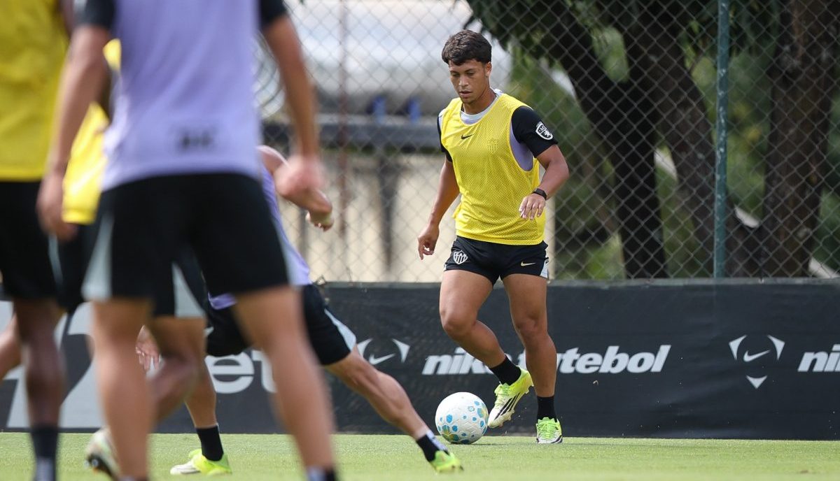 Ian Ângelo treinou ao lado de Hulk nesta quinta-feira (30/4) - (foto: Daniela Veiga / Atlético)
