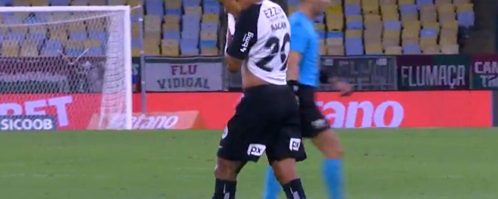 Allan faz gesto obsceno e é expulso em Fluminense x Corinthians; veja