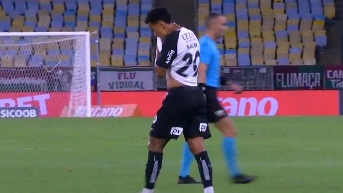 Allan faz gesto obsceno e é expulso em Fluminense x Corinthians; veja