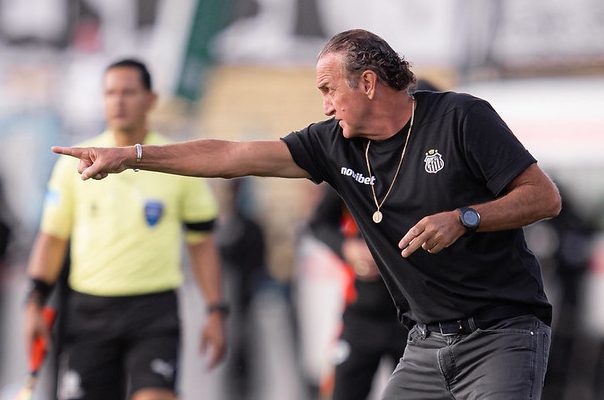 Antes de derrota, Cuca gritou a elenco do Santos: ‘Esse jogo é impossível perder!’