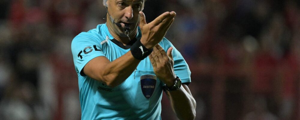 Árbitro de Cruzeiro x Boca comete erro grave e causa furor