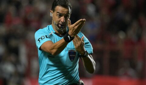 Árbitro de Cruzeiro x Boca comete erro grave e causa furor
