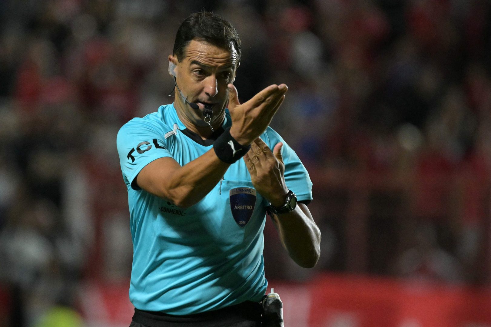 Árbitro de Cruzeiro x Boca comete erro grave e causa furor