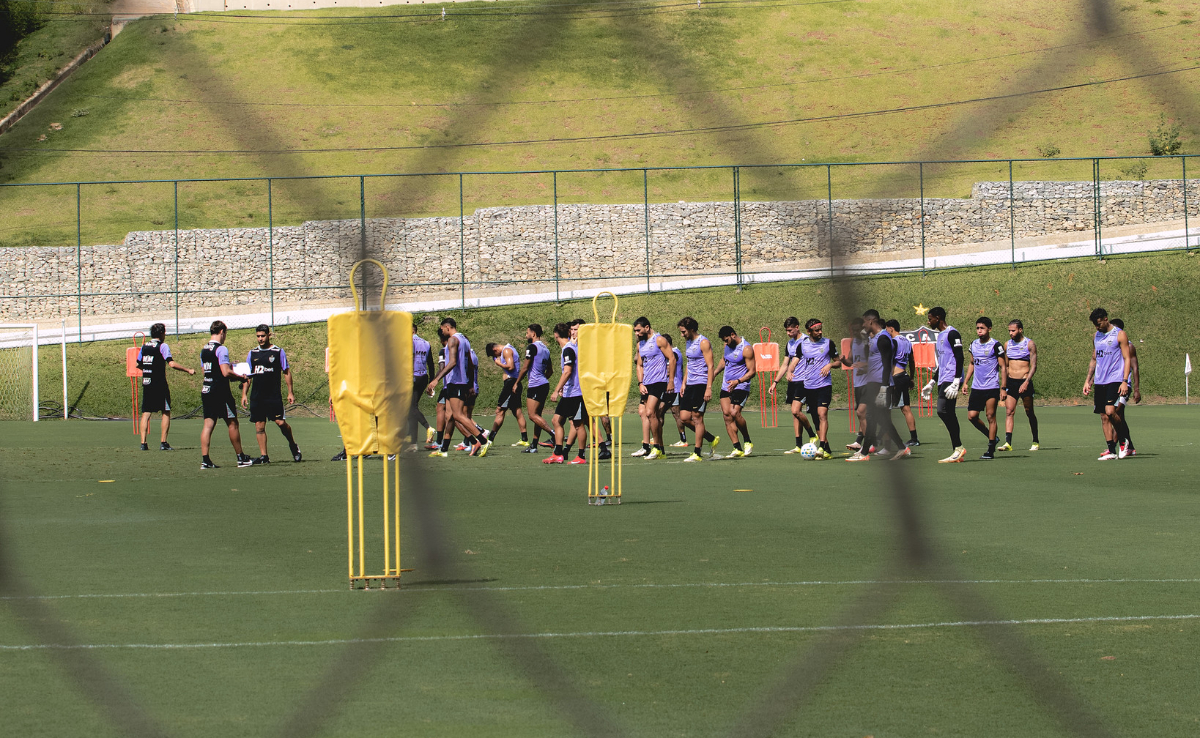 Atacante do Atlético se recupera de lesão e volta a ser opção para Domínguez