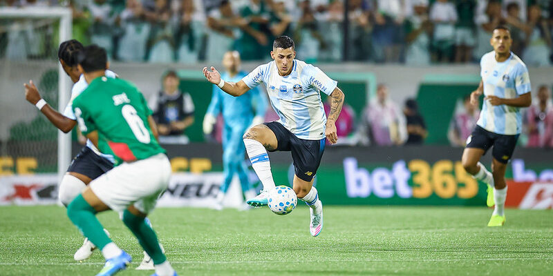 Atacante vira defensor e deixa multicampeão pelo Atlético no banco