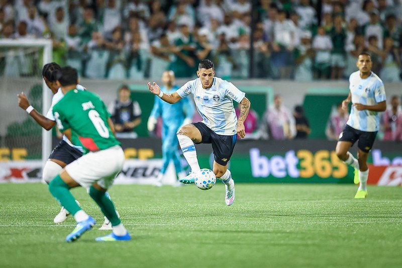 Atacante vira defensor e deixa multicampeão pelo Atlético no banco