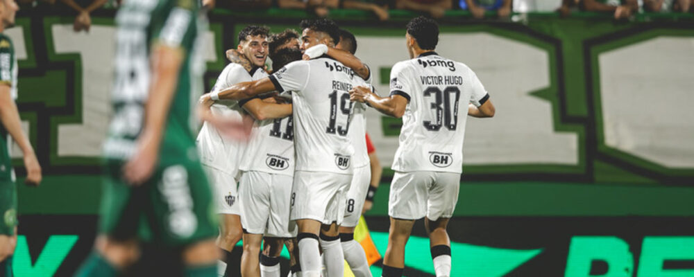 Atlético domina, goleia a Chapecoense e vence a primeira fora de casa no Brasileiro