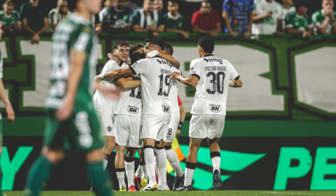 Atlético domina, goleia a Chapecoense e vence a primeira fora de casa no Brasileiro