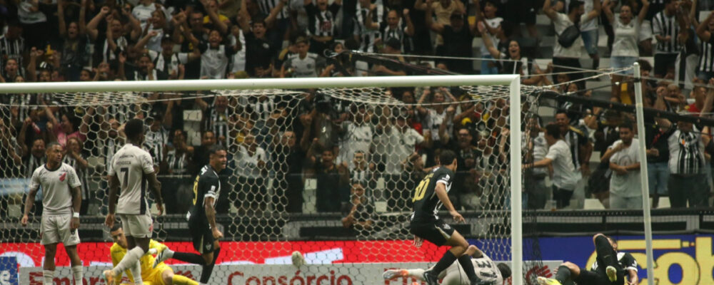 Atlético leva susto no fim, mas joga bem e vence Athletico-PR pelo Brasileiro
