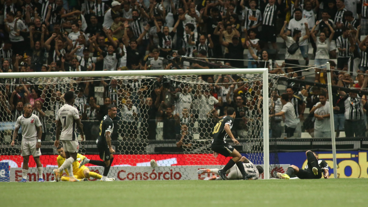 Atlético leva susto no fim, mas joga bem e vence Athletico-PR pelo Brasileiro