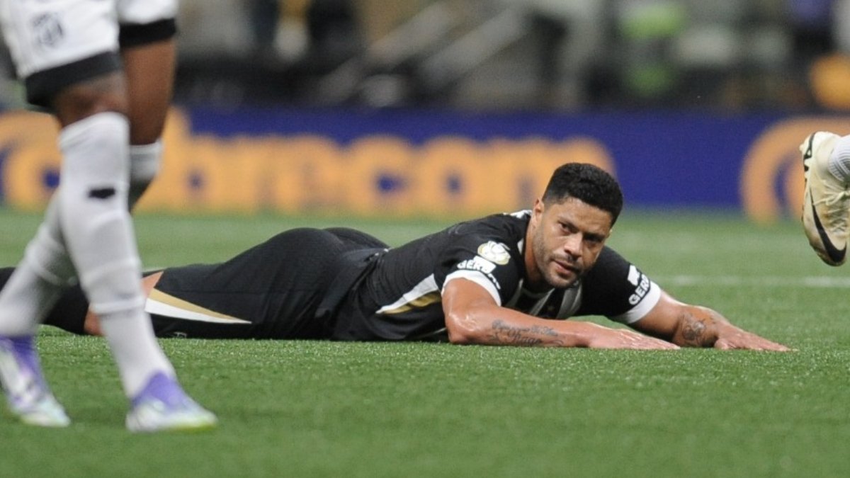 Hulk caído no gramado da Arena MRV durante jogo do Atlético - (foto: Alexandre Guzanshe/EM/D.A. Press)