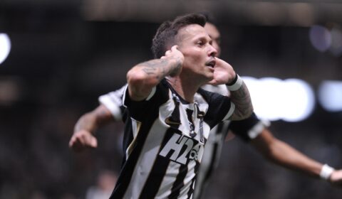 Bernard pede desculpas por gestos à torcida do Atlético: ‘Não é o meu perfil’