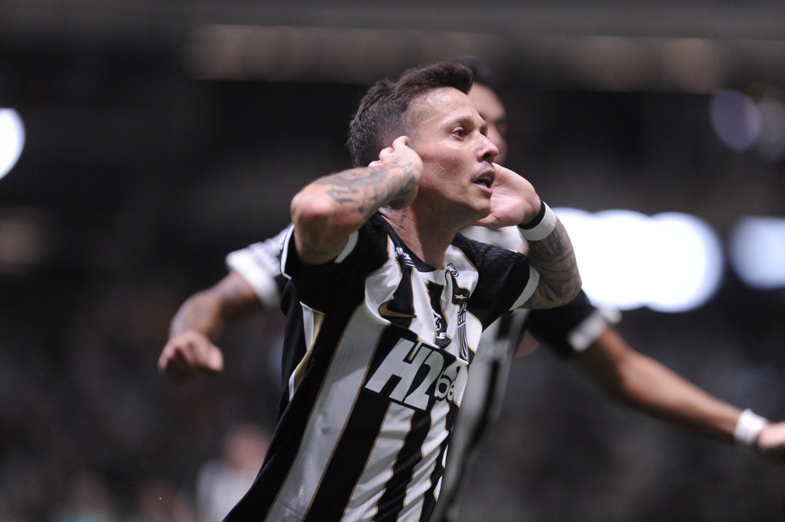 Bernard pede desculpas por gestos à torcida do Atlético: ‘Não é o meu perfil’