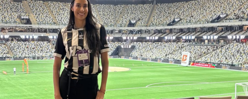 Bicampeã olímpica, lenda do vôlei vai a jogo do Atlético e se declara: ‘Meu Galo’