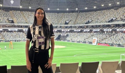 Bicampeã olímpica, lenda do vôlei vai a jogo do Atlético e se declara: ‘Meu Galo’