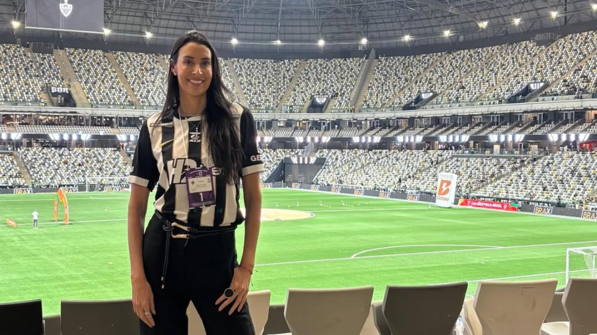 Bicampeã olímpica, lenda do vôlei vai a jogo do Atlético e se declara: ‘Meu Galo’