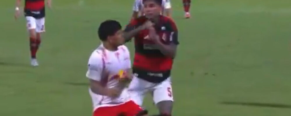 Bragantino x Flamengo: jogador acerta soco em adversário e é expulso