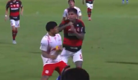 Bragantino x Flamengo: jogador acerta soco em adversário e é expulso