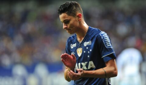 Campeão pelo Cruzeiro dá entrada forte e é expulso na Copa do Brasil; veja