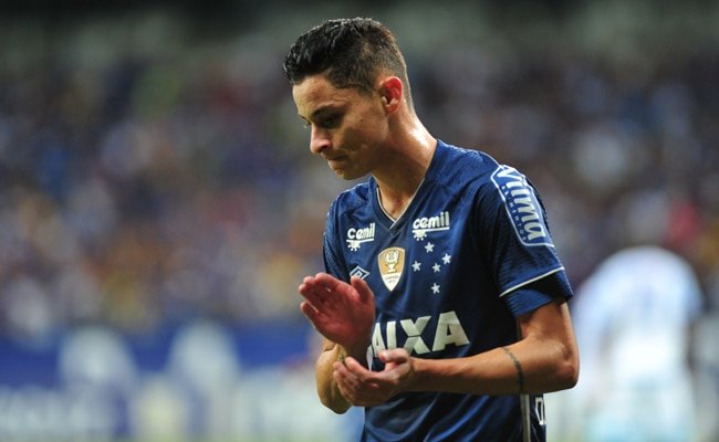 Campeão pelo Cruzeiro dá entrada forte e é expulso na Copa do Brasil; veja