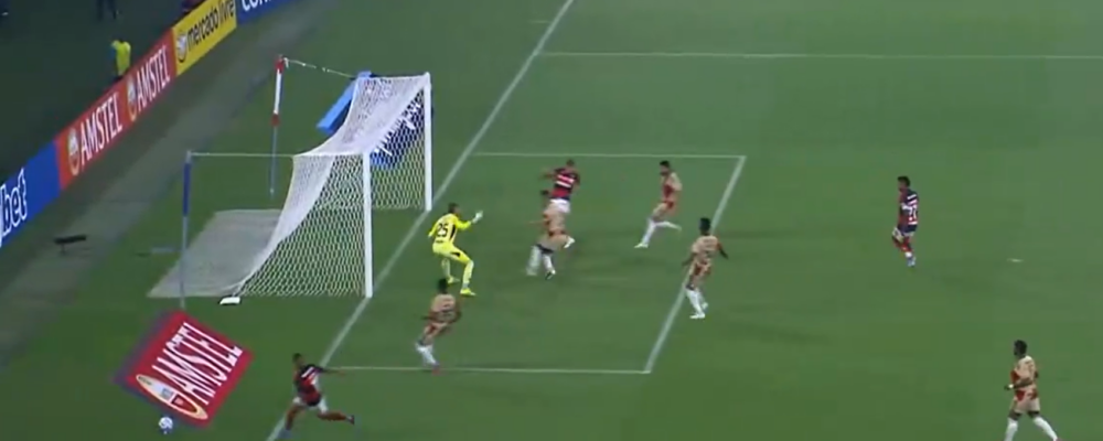 Carrascal, do Flamengo, perde gol ‘feito’ no Maracanã; veja vídeo